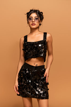 Mujer modelando top y falda negra