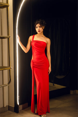 Mujer modelando vestido largo rojo