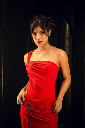 Mujer modelando vestido largo rojo