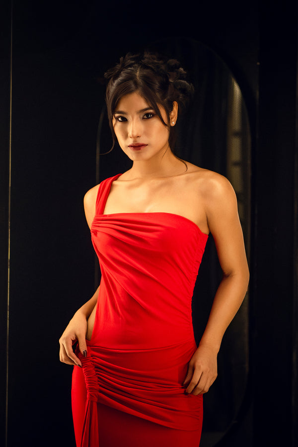 Mujer modelando vestido largo rojo