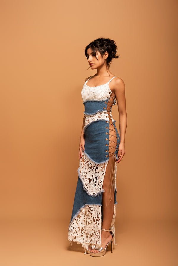 Mujer modelando vestido largo azul y blanco