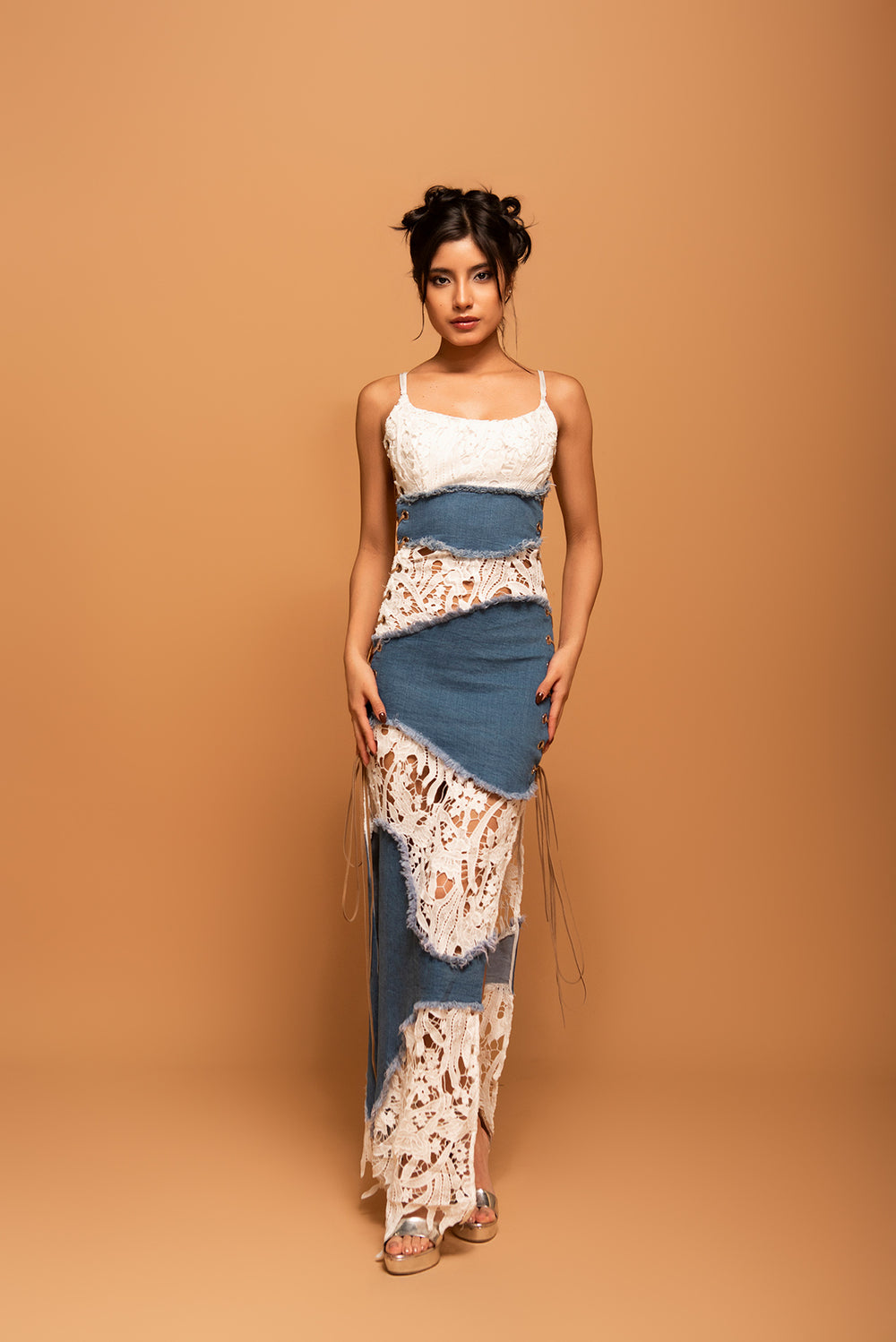 Mujer modelando vestido largo azul y blanco