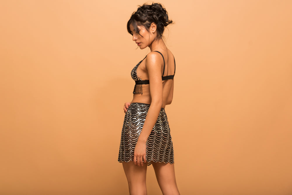 Mujer modelando set de top y falda negra