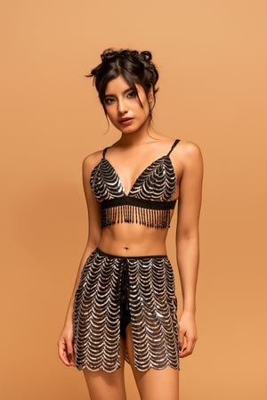 Mujer modelando set de top y falda negra