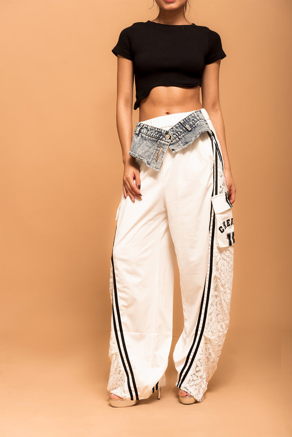 Mujer modelando pantalón cargo blanco