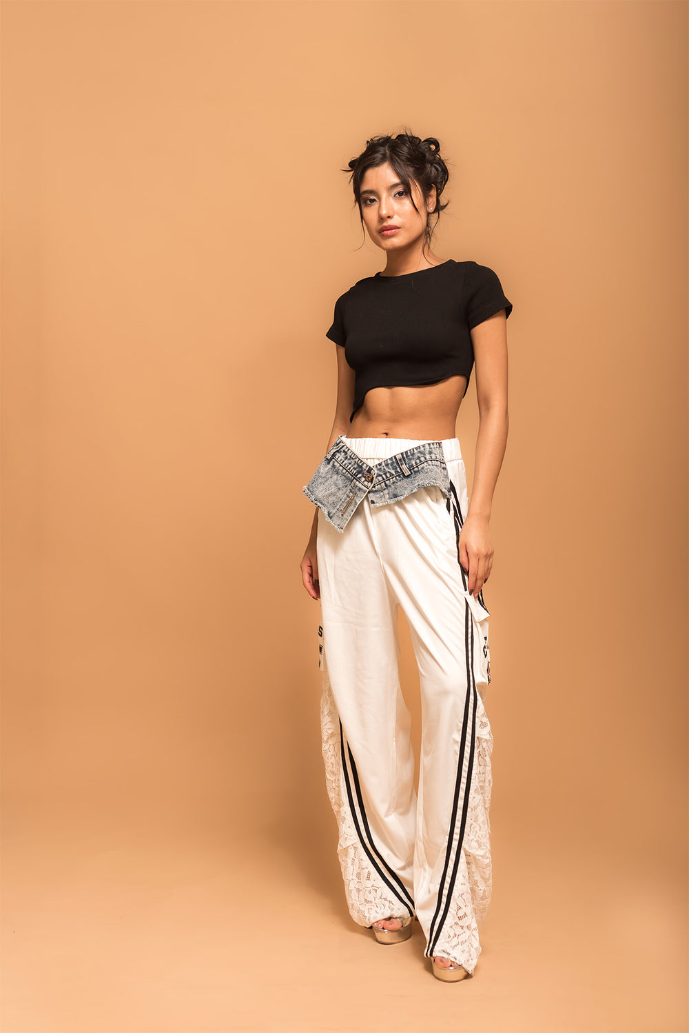 Mujer modelando pantalón cargo blanco