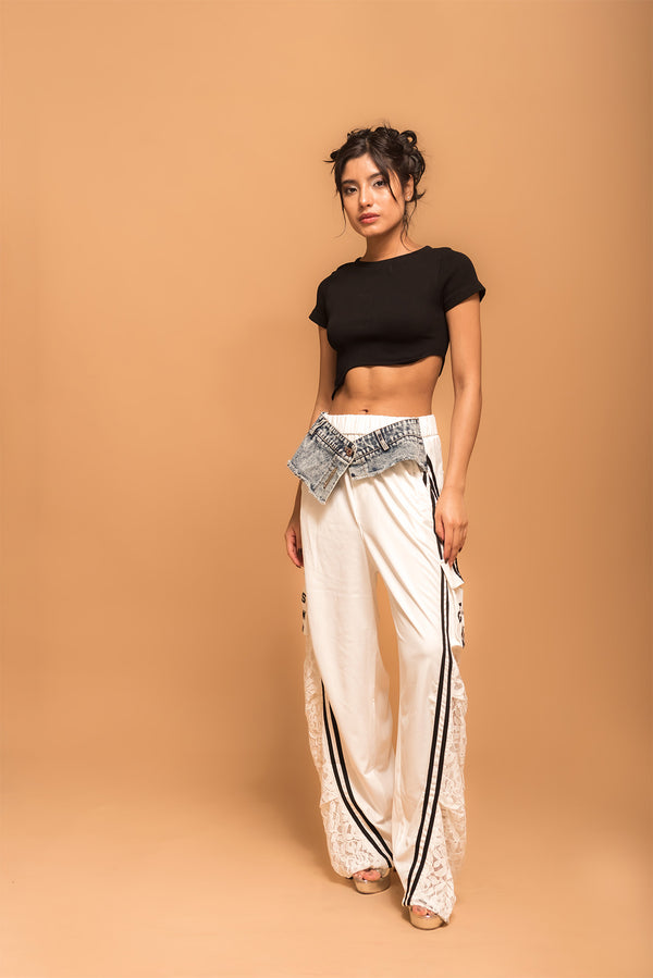 Mujer modelando pantalón cargo blanco