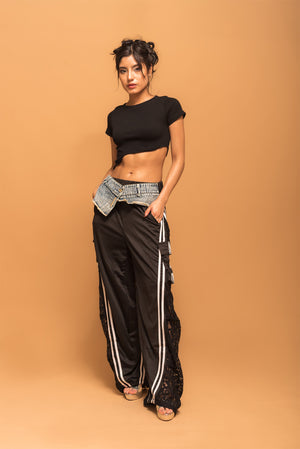 Mujer modelando pantalón cargo negro