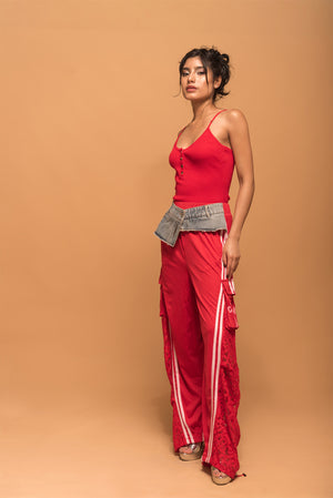 Mujer modelando pantalón cargo rojo