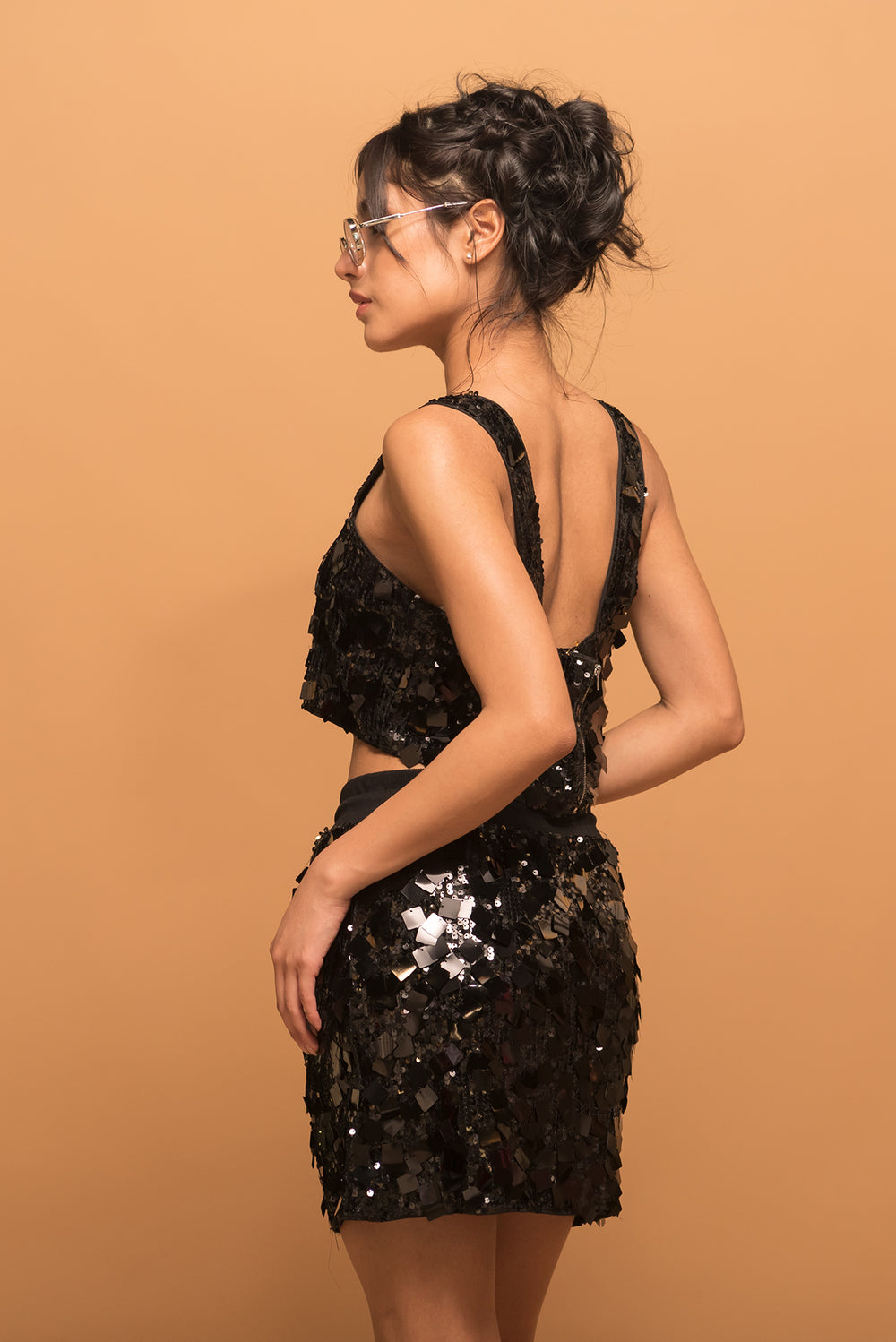 Mujer modelando top y falda negra