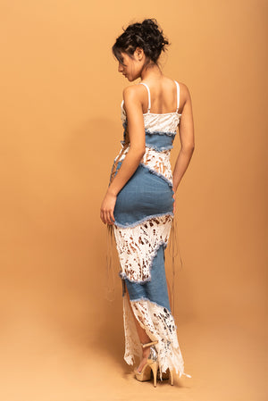 Mujer modelando vestido largo blanco con azul