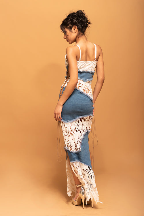 Mujer modelando vestido largo blanco con azul