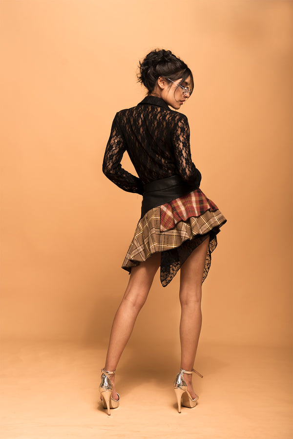 Mujer modelando falda tipo escocesa